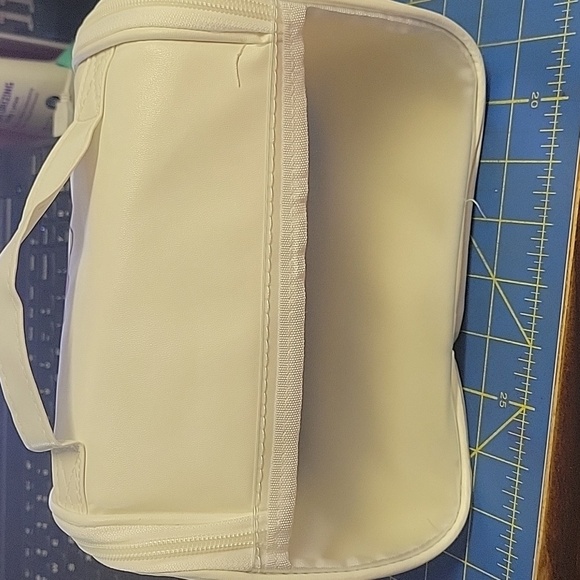 Hello Kitty White Travel Tolietry Zipper Hanging Bag Brand New - Picture 2 of 4